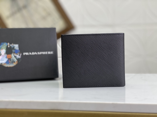 プラダ財布コピー背面デザイン